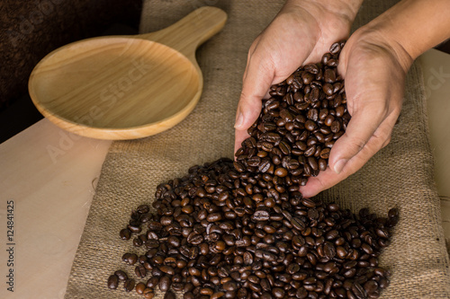 Coffee beans in hands © Yanawut Suntornkij