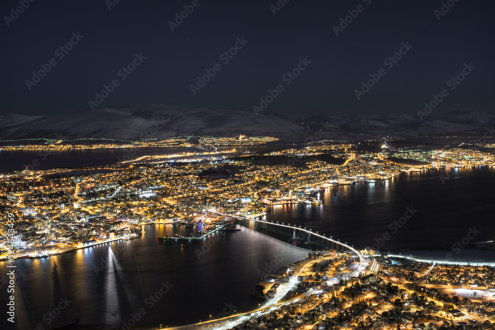 Tromsö, Norwegen im Winter bei Nacht Tromsö, Norwegen im Winter bei Nacht