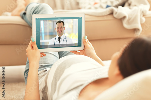 Pregnant woman video chatti...