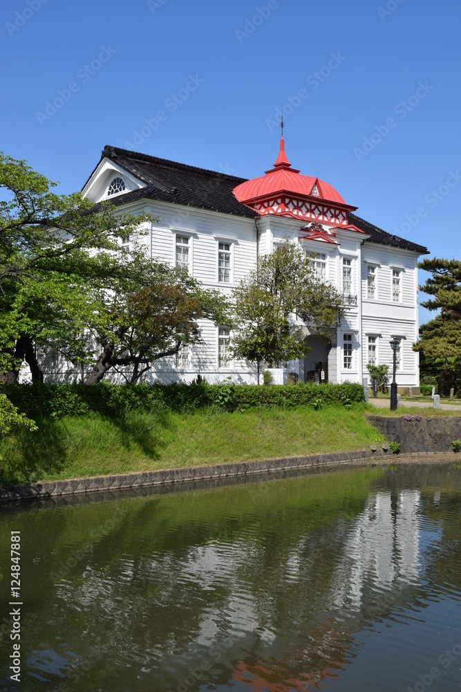 大宝館（山形県鶴岡市）／ 大宝館は、大正天皇の即位を記念して、大正４年(1915)に建てられた、赤いドームと白壁が特徴の、完成度の高い擬洋風建築です。開館当初は、物産陳列場、戦後は市立図書館として利用されていました。現在は、明治の文豪・高山樗牛や、日本のダ・ヴィンチといわれた松森胤保、昭和初期の日本の代表作家・横光利一など、鶴岡が生んだ先人たちの偉業を讃える資料を展示しています。