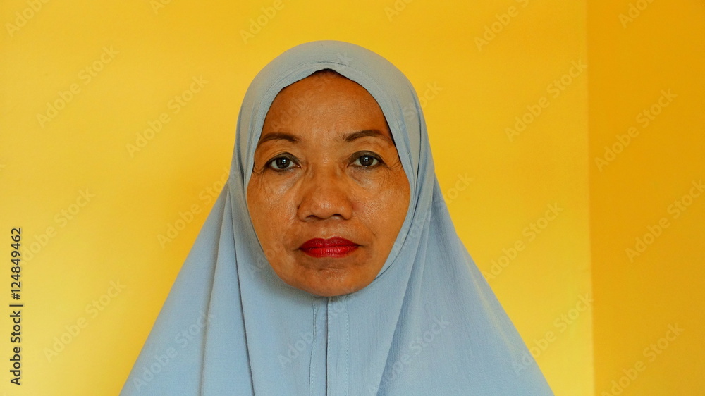 ernste Indonesierin mit Kopftuch ernste Indonesierin mit Kopftuch