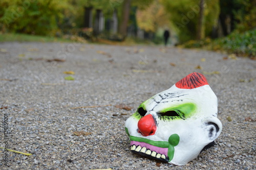 Clown Maske im Park  photo