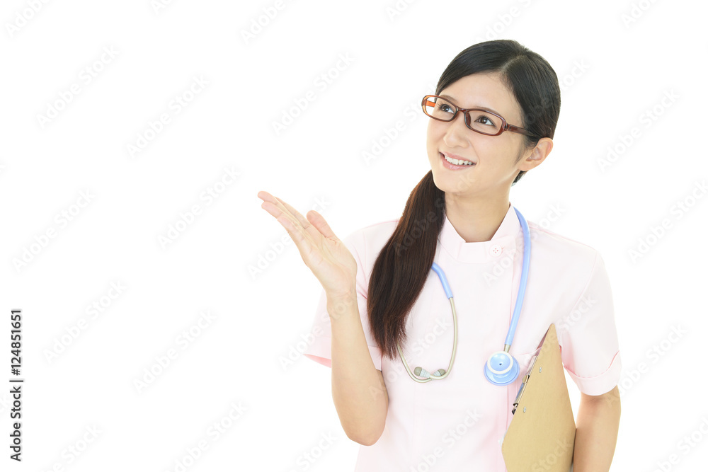 案内する笑顔の看護師