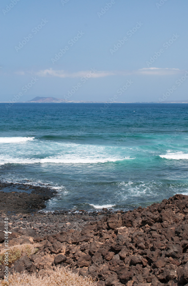 Fuerteventura, Isole Canarie: l'isola di Lanzarote vista dall'isolotto di Lobos il 4 settembre 2016 Fuerteventura, Isole Canarie: l'isola di Lanzarote vista dall'isolotto di Lobos il 4 settembre 2016