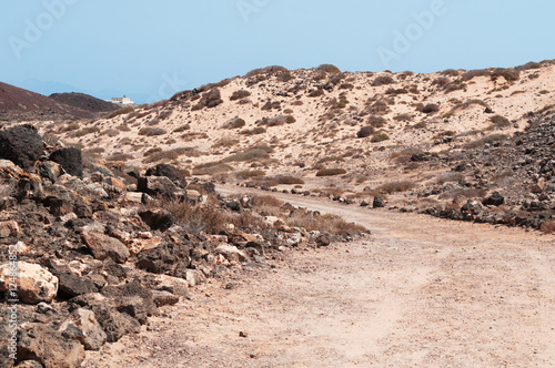 Isole Canarie: il percorso a piedi verso il faro di Punta Martino, aperto dal 1865 sull'Isola di Lobos, a 2 chilometri da Fuerteventura, il 4 settembre 2016