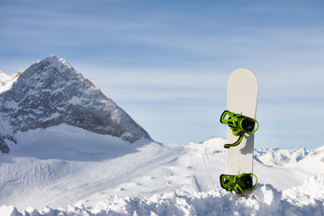 Fotobehang Wintersport Snowboard in besneeuwde berghelling  © kobeza