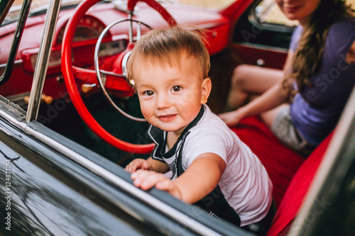 Obraz na płótnie Adorable baby boy in the car w salonie