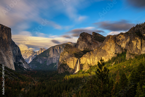 Fototapeta Naklejka Na Ścianę i Meble -  Yosemite Valley and Bridalveil Fall at sunset