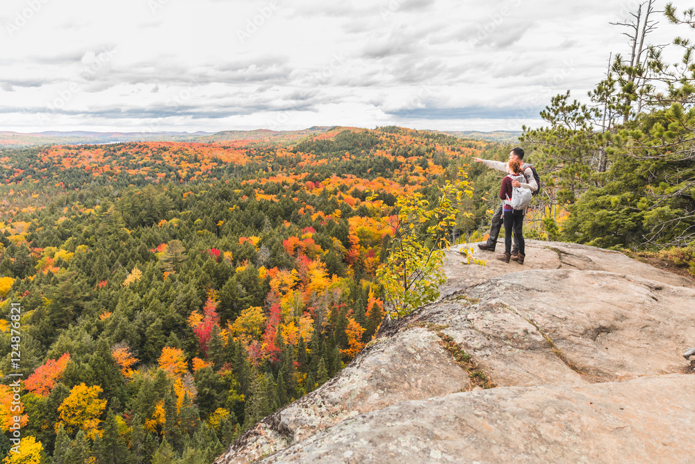 Obraz premium Couple looking at panorama from the top of the rocks