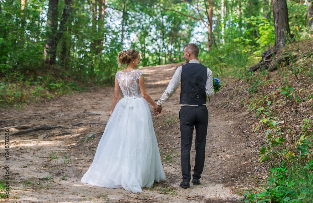 Wedding couple in green forest