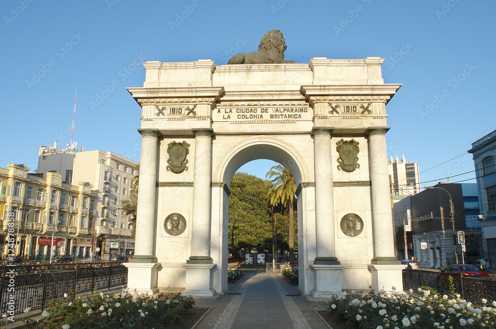 Fototapeta premium The Arco Británico ( British Arch) - monument on Avenida Brasil, in Valparaíso in Chile