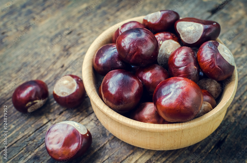Obraz premium Fresh chestnuts on the old wooden table