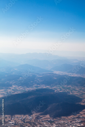 Piękny widok z samolotu na horyzont i górskie szczyty