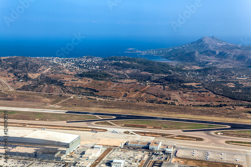Piękny widok z samolotu na lotnisko i morze - Ateny Grecja