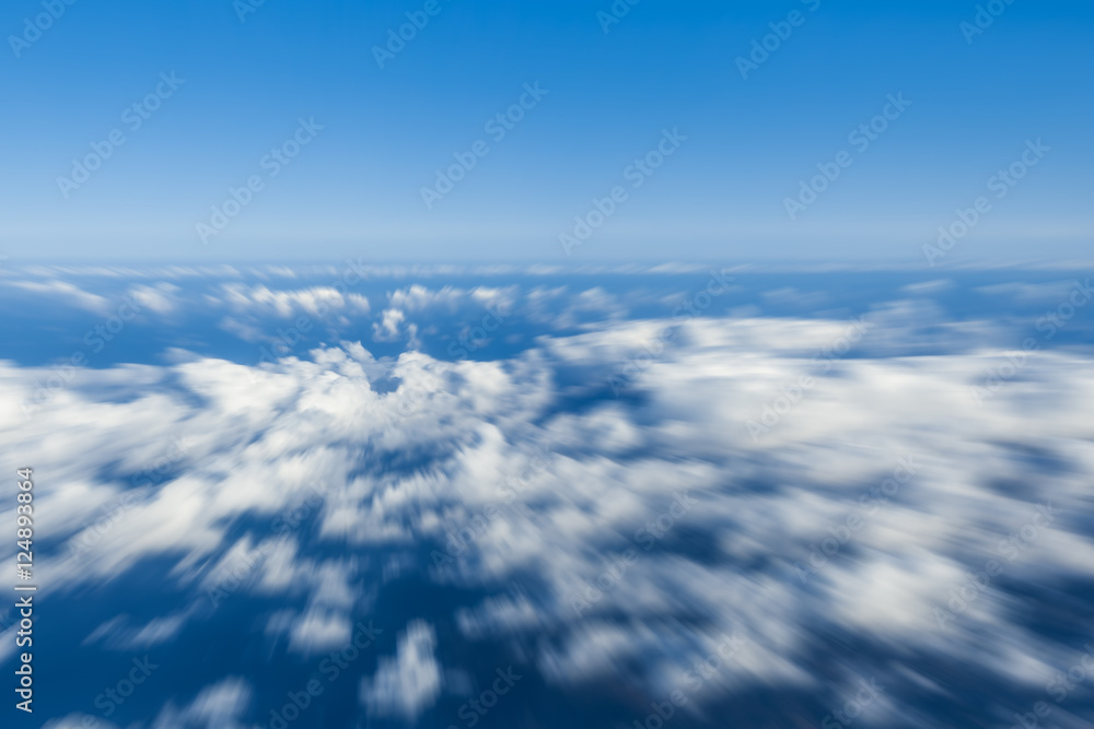 Dynamiczny widok z samolotu na horyzont z niebem i chmurami   - obrazy, fototapety, plakaty 