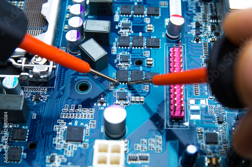 Mainboard - Platine mit Mikroprozessor und Kondensatoren durchmessen photo