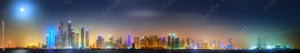 Fototapeta premium Panoramic view of Dubai Marina bay, Dubai, UAE.