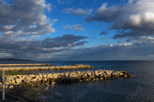 Quadro em tela A number of three piers protrude into the sea
