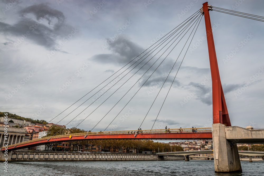 Fototapeta premium La Passerelle du Palais de Justice et la Saône à Lyon