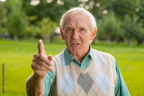 Принти на полотні Senior man threatens with finger