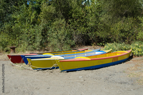 canoë kayak barque colorés au bord de plage