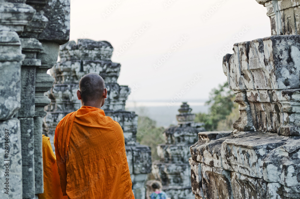 Naklejka premium buddyjski mnich w świątyni angkor wat w pobliżu kambodży siem reap