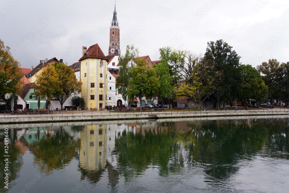 Altstadtpanorama spiegelt sich im der Isar