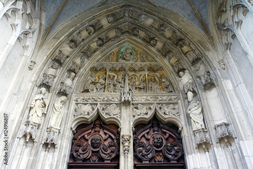 Seitenportal an der Stiftsbasilika Sankt Martin
