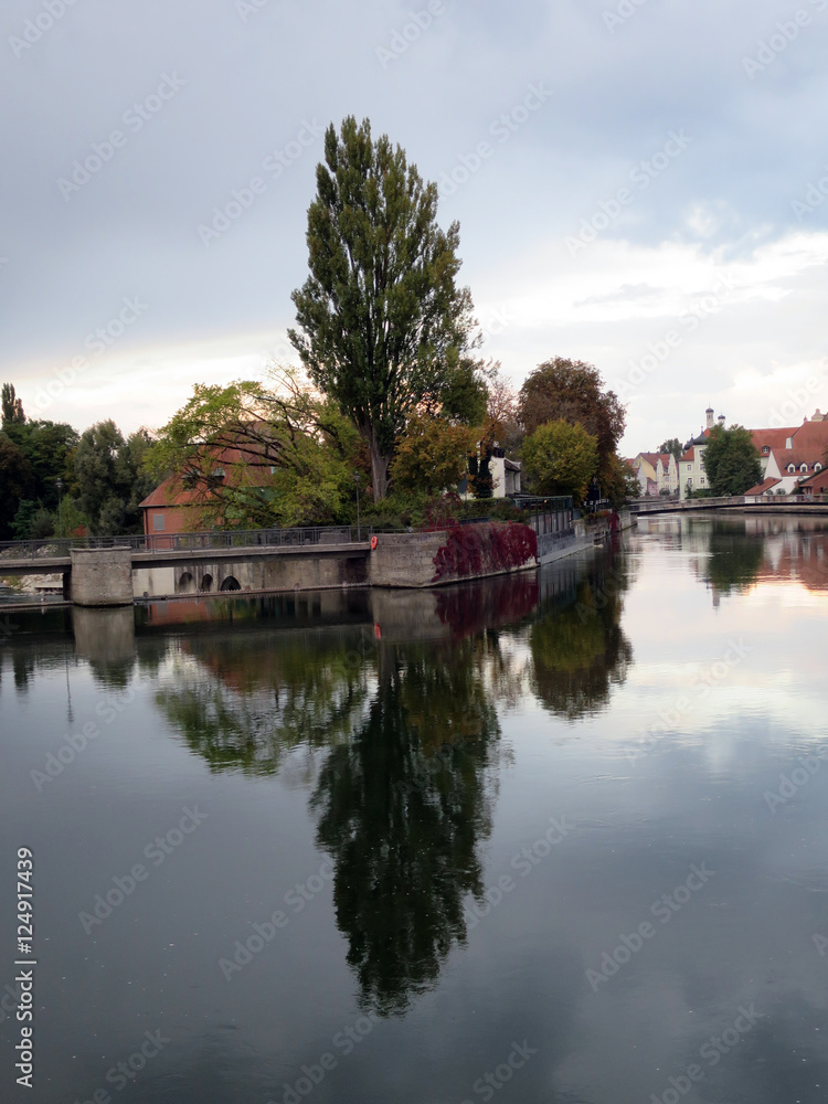 Altstadtpanorama spiegelt sich im der Isar Altstadtpanorama spiegelt sich im der Isar