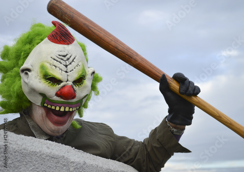 Grusel-Clown, Horror-Clown, Killer-Clown droht mit Baseballschläger photo