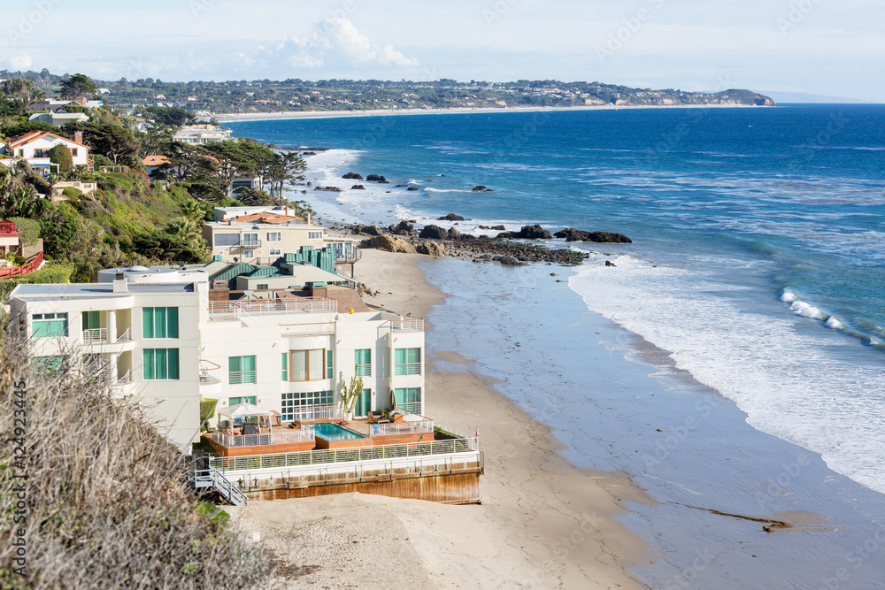 Houses by ocean in Malibu california - obrazy, fototapety, plakaty 
