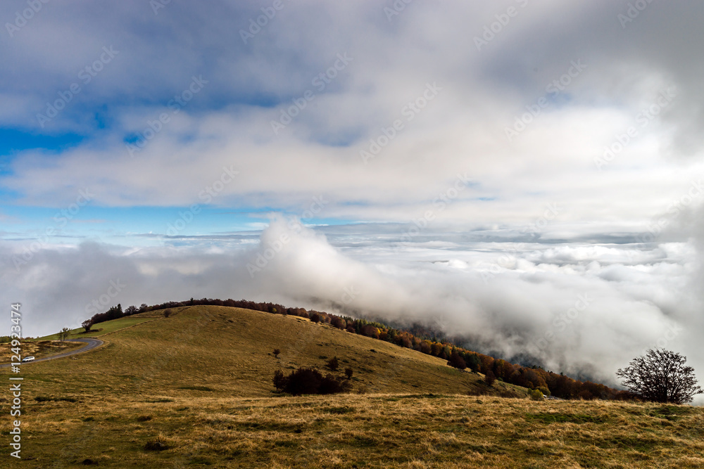 Beautiful landscape overview from the mountain to ocean of cloud