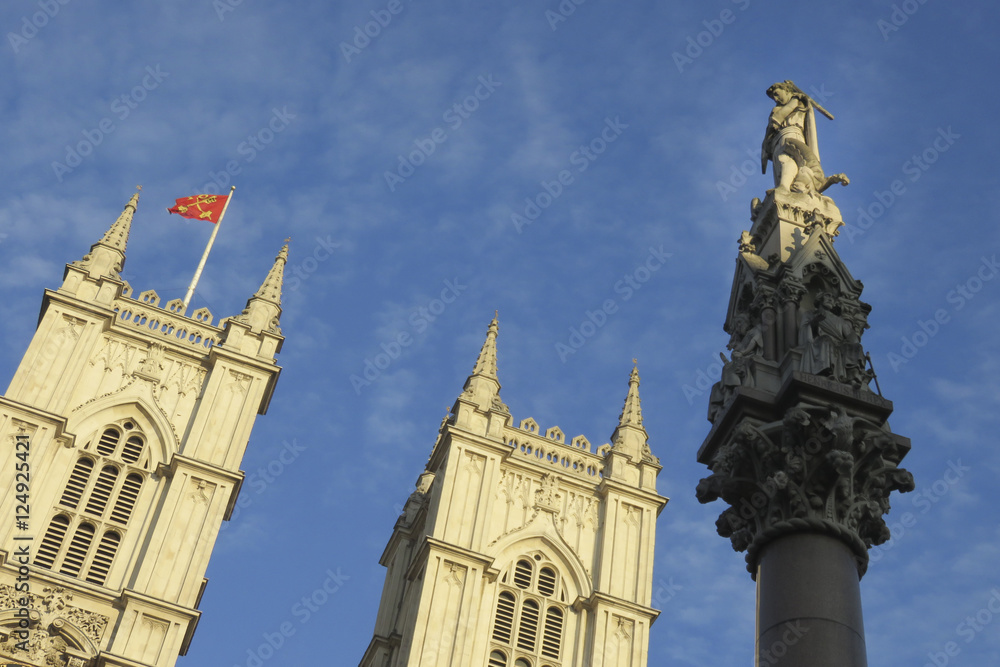 Statue de St Michel terrassant le dragon devant l'église de Westminster