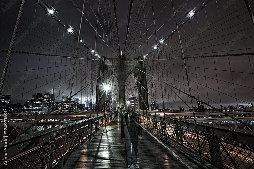 Obraz premium Ghost like figure on Brooklyn Bridge at night