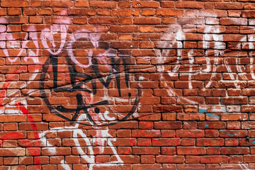 Papier peint photo Graffiti Briques rouges graffiti multicolore street art  © DedMityay