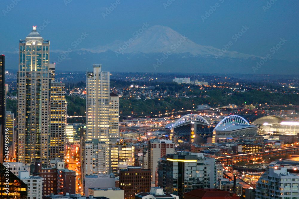 Fototapeta premium cityscape dusk rainier