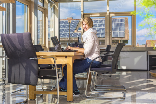 Portrait Geschäftsfrau in modernem Büro