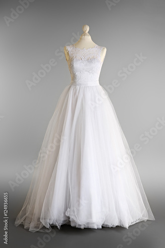 Fotografia Made-up wedding dress on mannequin against grey background