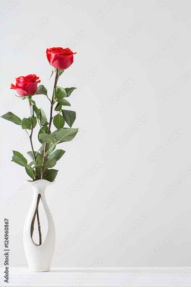 Obraz premium bouquet of red roses in vase
