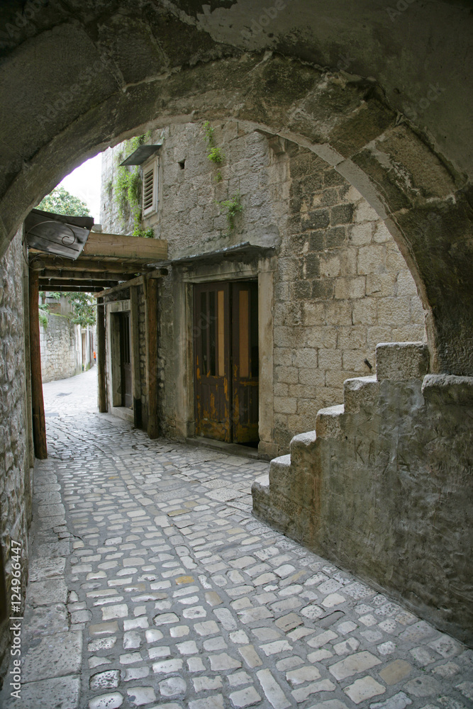 cobble-stones n steps n archway