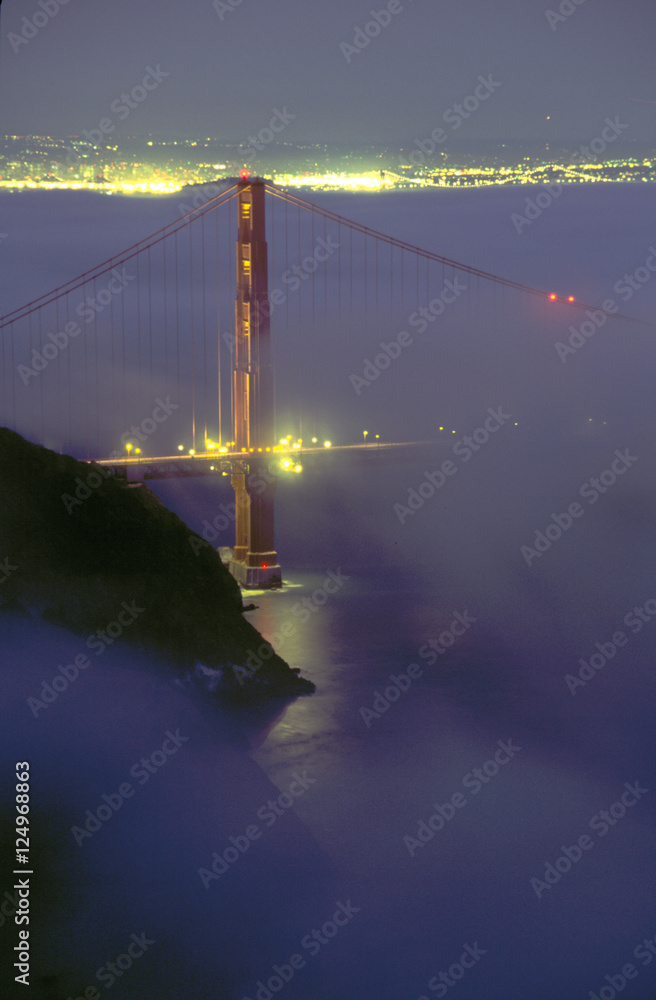 Obraz premium ggb night fog