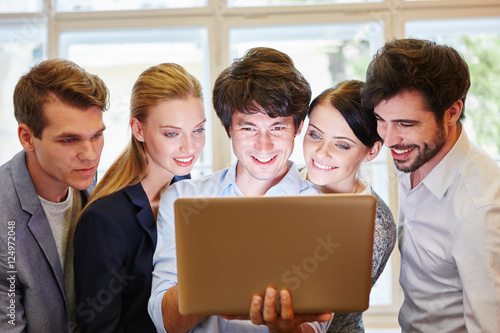 Junges Business Team schaut auf Laptop Computer