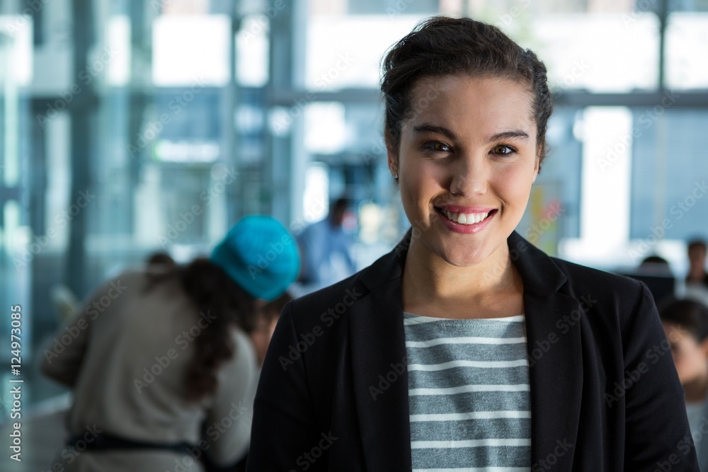 Obraz premium Smiling businesswoman standing in office