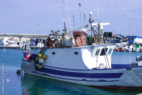 Fischerboot im Hafen, angeschnitten