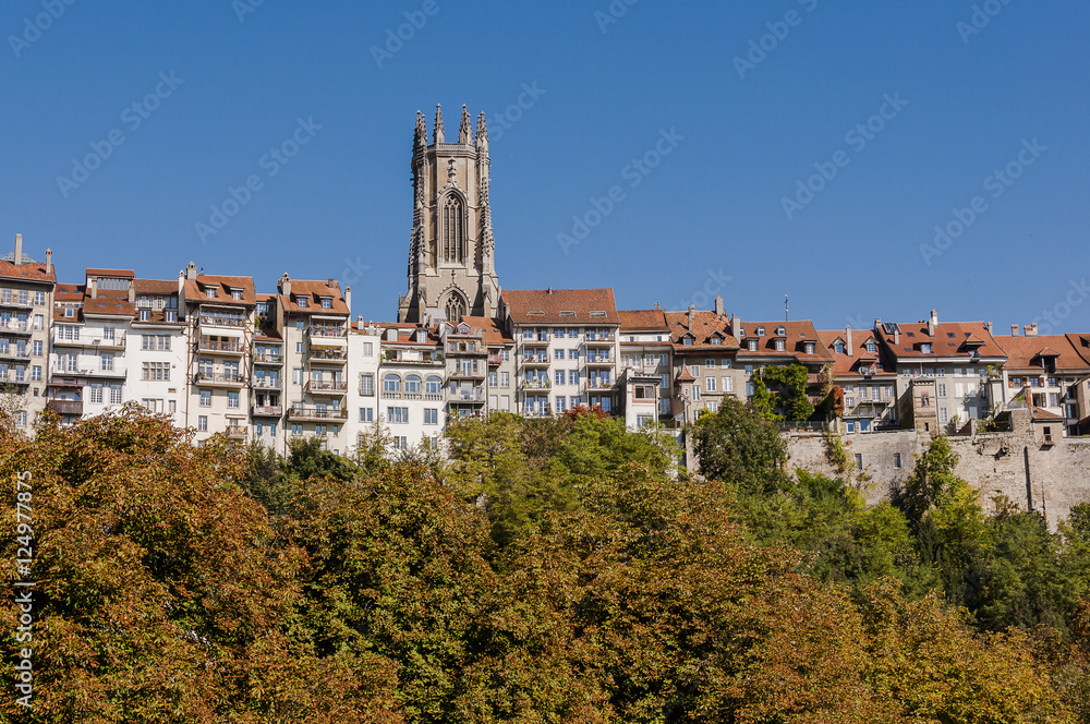 Fribourg, Stadt, Altstadt, Freiburg, Stadtmauer, Kathedrale, St. Nicolas, Kirchturm, historische Häuser, Altstadthäuser, Herbst, Schweiz