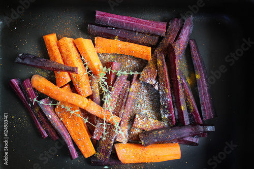 Obraz na płótnie red and yellow carrots in a pan with herbs w salonie