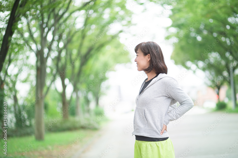 ランニング・ミドル女性(屋外)