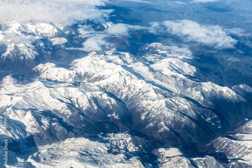 Widok z samolotu na górskie szczyty - Alpy, Francja 