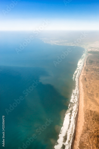 Widok z samolotu wzdłuż linii brzegowej, Maroko - Ocean Atlantycki - Afryka