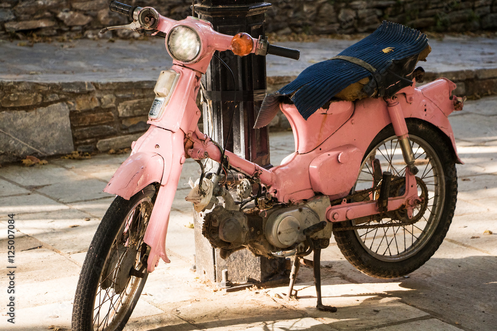 Altes rosa Moped Stock-Foto | Adobe Stock